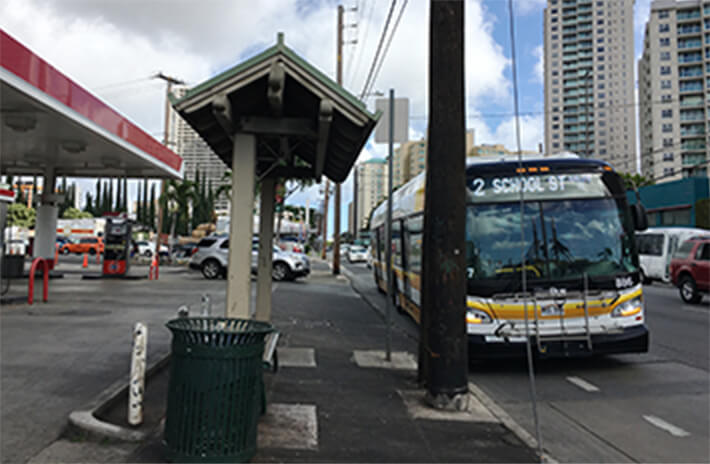 ベレタニアストリートに入ったら、一番目の信号の右角のケアモクストリートとベレタニアストリートのバス停（76のガソリンスタンド前）で下車して下さい。