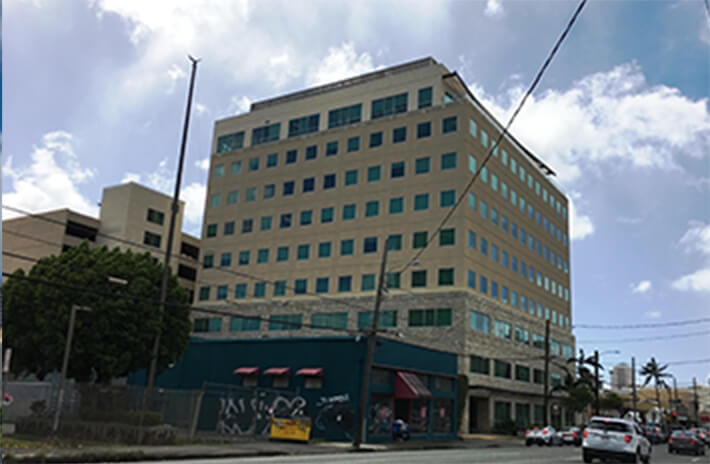 2つ目の信号のケアモクストリートとベレタニアストリートの交差点の手前の左角にクリニックのビル”ハレパワア”があります。