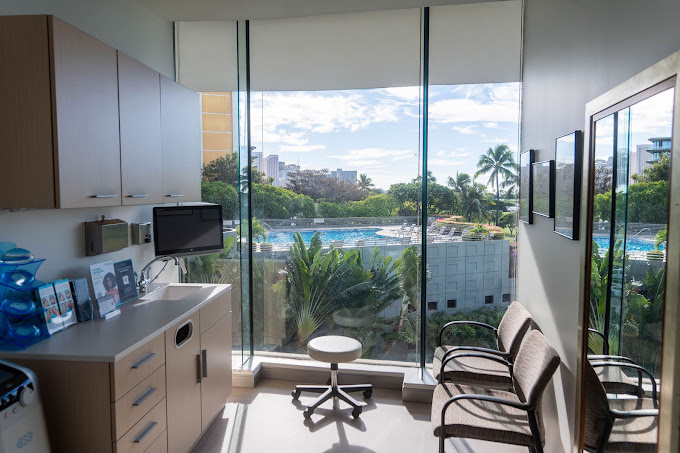 フェイスリフトに関してドクターチンとの診察カウンセリング